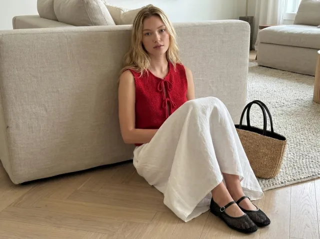 AI product photoshoot of a fashion product on a model, Seamless White