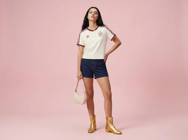 AI product photoshoot of a fashion product on a model, Pastel